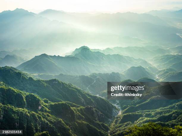 naturbelassene berglandschaften - orient stock-fotos und bilder