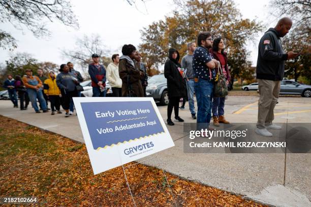 Voting Line 3,866 Early Voting Line Stock Photos, High-Res Pictures, and Images ...