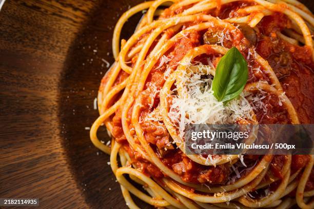 tasty appetizing classic italian spaghetti pasta with tomato sauce,cheese parmesan and basil - salsa boloñesa fotografías e imágenes de stock