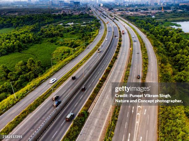 modern multi-lane highway in panvel, navi mumbai, india. - haut lieu touristique national photos et images de collection