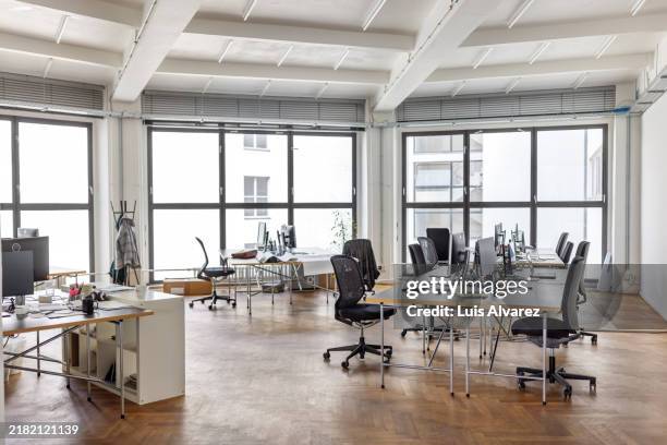 interior of an open plan office with no people - bureau vide photos et images de collection