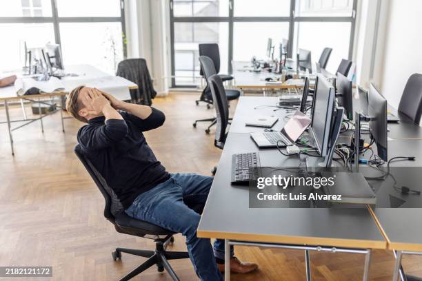 office worker depressed and frustrated during computer work - gereiztheit stock-fotos und bilder
