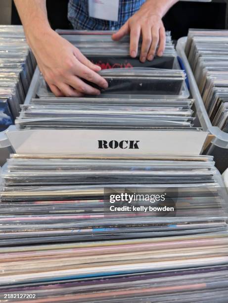vinyl records rock music - música rock fotografías e imágenes de stock