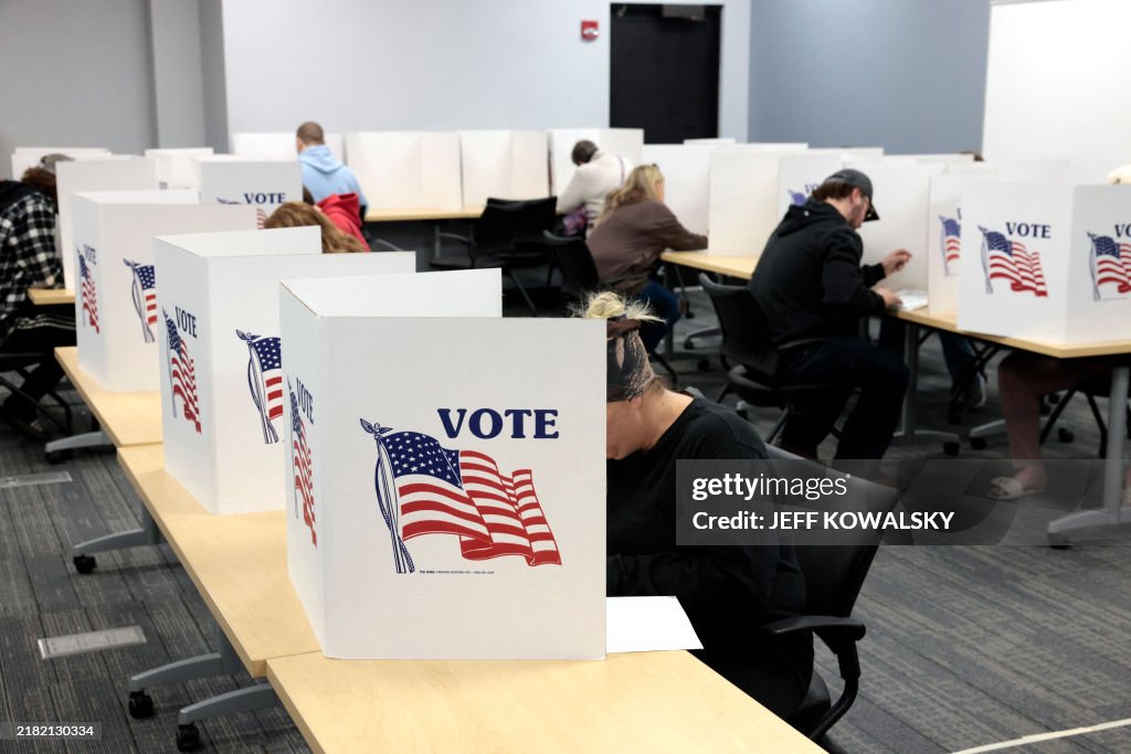 TOPSHOT-US-VOTE