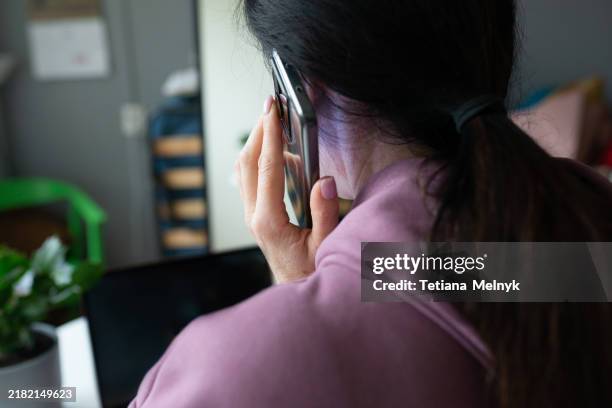 comfortable work, real atmosphere of an ordinary home. middle-aged freelancers. - tono fotografías e imágenes de stock