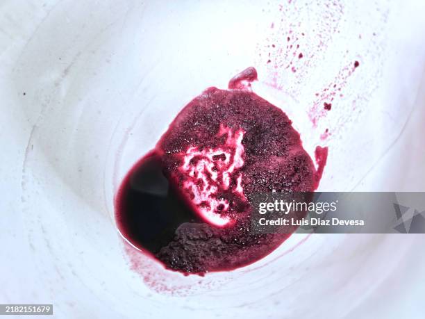 sediment in red wine. - sediment stock-fotos und bilder