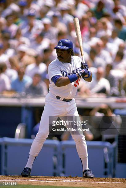 Eddie Murray of the Los Angeles Dodgers readies for the pitch during the 1989 season game against the Chicago Cubs at Dodger Stadium in Los Angeles,...