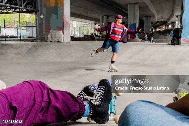 skater skating on a skateboard park - skaten stockfoto's en -beelden