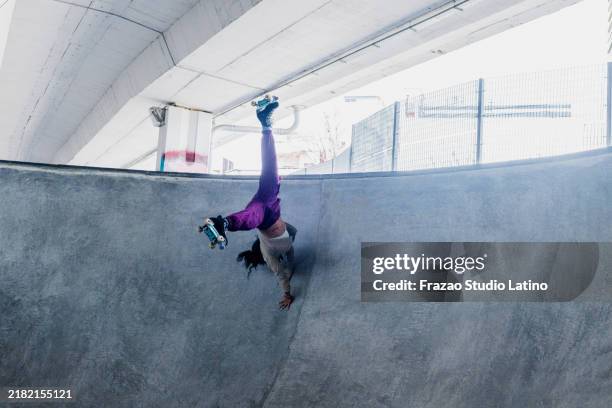 skater skating on a skateboard park - skaten stockfoto's en -beelden