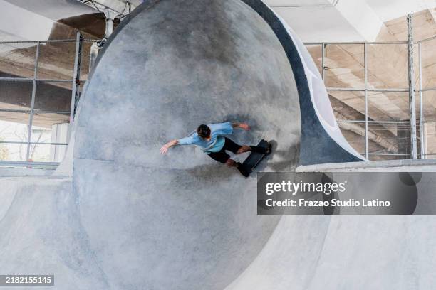 skater skating on a skateboard park - extreme skateboarding stock pictures, royalty-free photos & images
