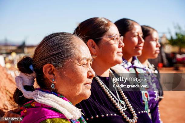 retrato de perfil de poca profundidad de campo de mujeres navajos vestidas tradicionalmente de tres generaciones en una mañana soleada en monument valley, utah, arizona - cultura de indios norteamericanos fotografías e imágenes de stock