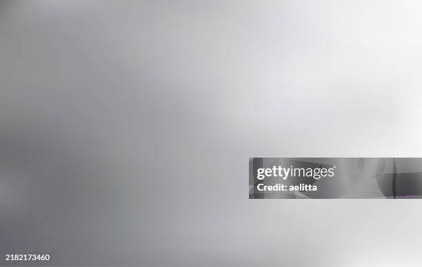 abstrakte defokussierten hintergrund. - silberfarbiger hintergrund stock-grafiken, -clipart, -cartoons und -symbole