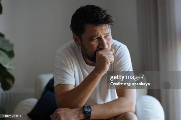 je vais devoir trouver quelque chose pour cette toux - tousser photos et images de collection