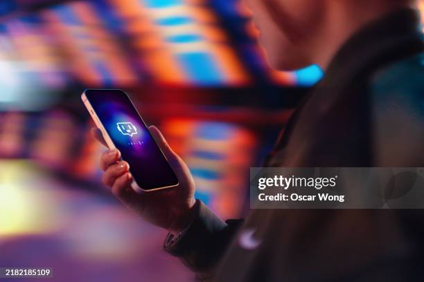 young asian woman using chatbot technology on smartphone in a virtual reality (vr) environment - lumière ambiante photos et images de collection