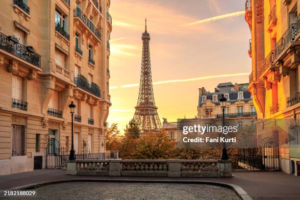 eiffle torre paris - vista de población fotografías e imágenes de stock