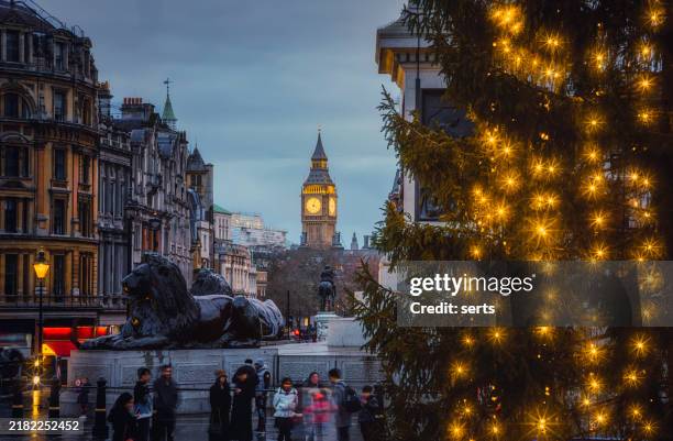 christmas night scene in trafalgar square with big ben view in london, uk - winter wonderland londen stockfoto's en -beelden