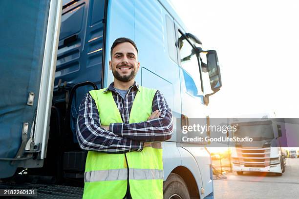 shipping business - vrachtwagenchauffeur stockfoto's en -beelden
