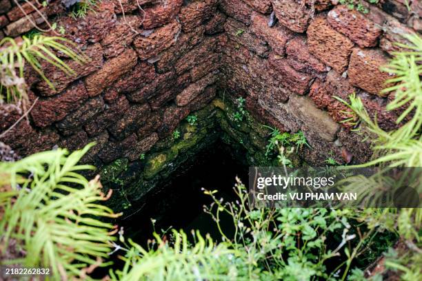 square shape drinking water well from the 19th century - recinto foto e immagini stock