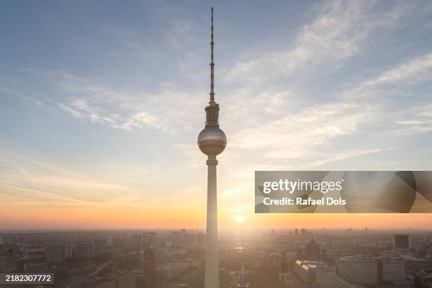 the berlin television tower - berlin television tower fotografías e imágenes de stock