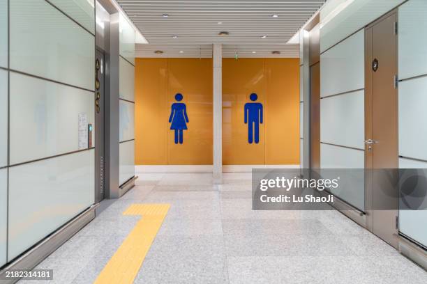 clean and hygienic toilets in international airports. - öffentliche toilette stock-fotos und bilder