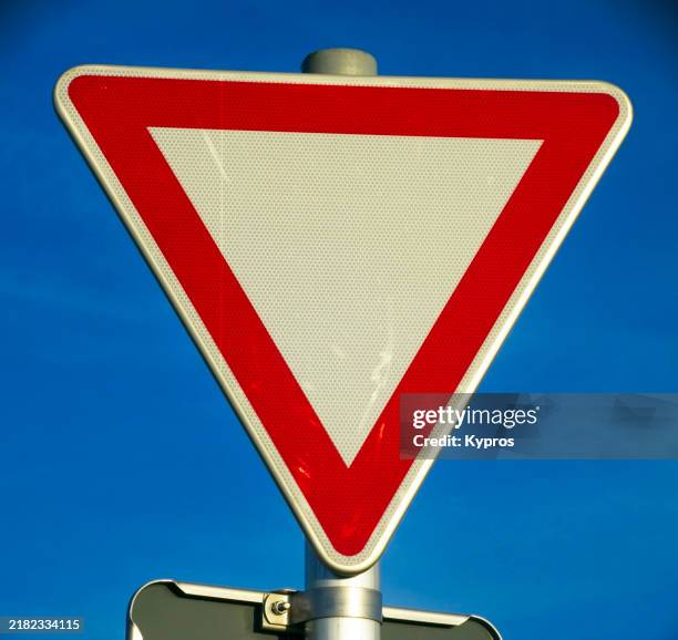 traffic sign - vorfahrt beachten stock-fotos und bilder
