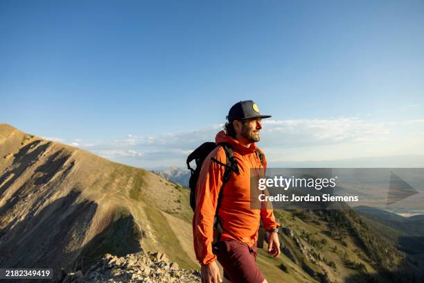 a man enjoying a day hike in the scenic mountains of montana. - activité de plein air photos et images de collection