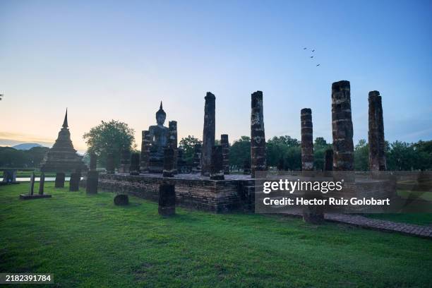 wat mahathat - sukhothai historical park stock pictures, royalty-free photos & images