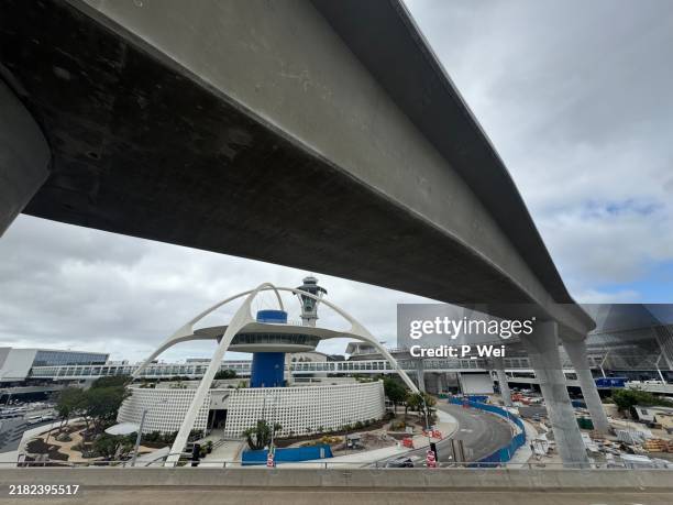 lax theme building with people mover - elevated train stock pictures, royalty-free photos & images