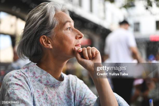 ritratto ravvicinato di donna matura. - mano sul mento foto e immagini stock