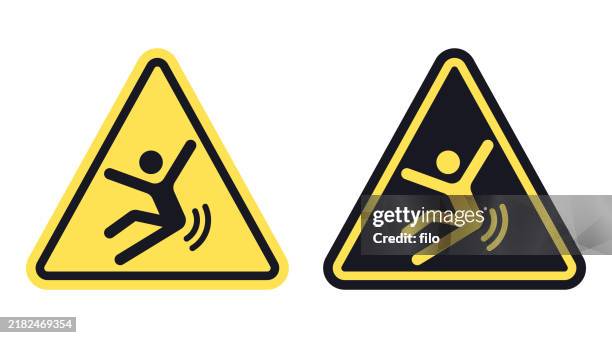 illustrations, cliparts, dessins animés et icônes de avertissement de risque de chute alerte de danger symbole de badge jaune et noir - triangle de présignalisation