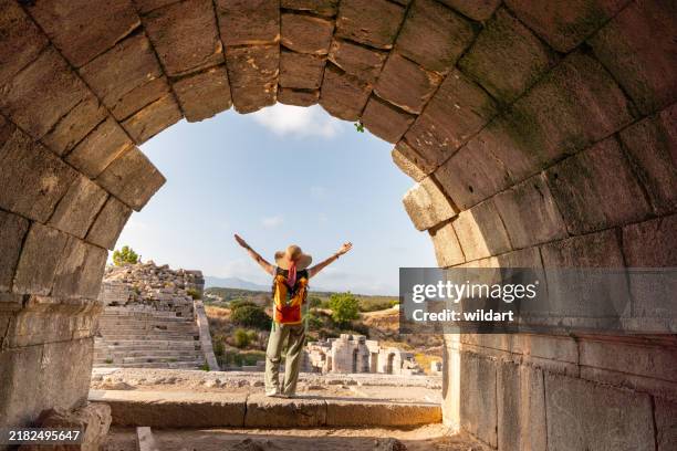 schöne fotografin beobachtet das amphitheater in den ruinen der alten lykischen stadt patara - ruine stock-fotos und bilder