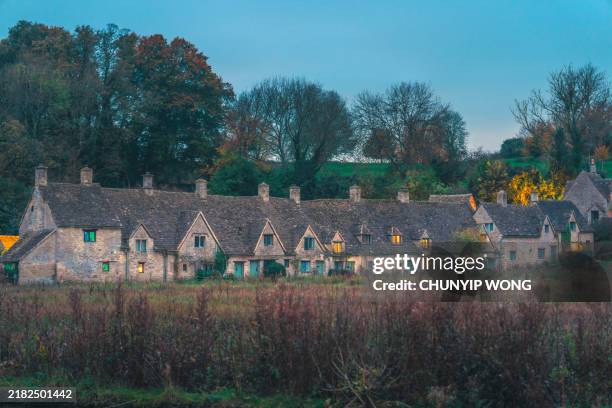 arlington row cottages in bibury the cotswolds in morning - cotswold district stock-fotos und bilder