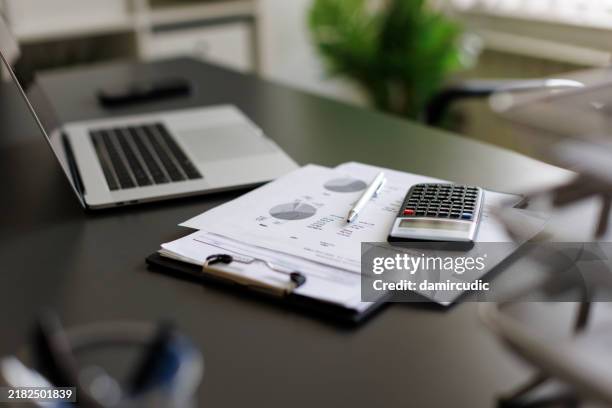 escritorio de oficina - informe de cuenta fotografías e imágenes de stock