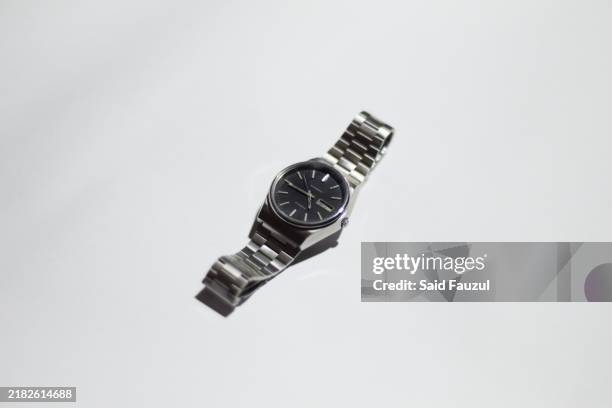 classic watches - montre bracelet photos et images de collection