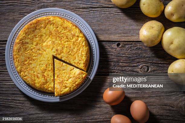 tortilla de patatas, tortilla de patatas a las tradicionales tapas españolas con patatas - tortilla de patata fotografías e imágenes de stock