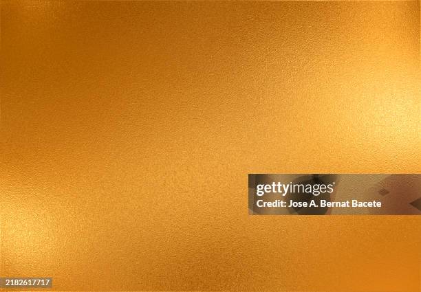 abstract background, texture of a shiny golden metallic foil. - koper metaal stockfoto's en -beelden