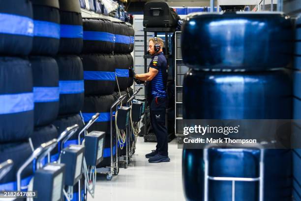 Oracle Racing Garage 98,864 F1 Garage Stock Photos, High-Res Pictures, and Images - Getty Images