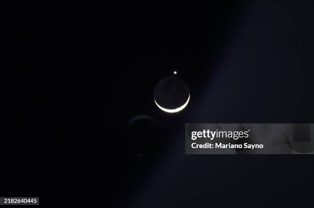 the moon and venus shining brightly in the night sky. - lunar eclipse stock pictures, royalty-free photos & images