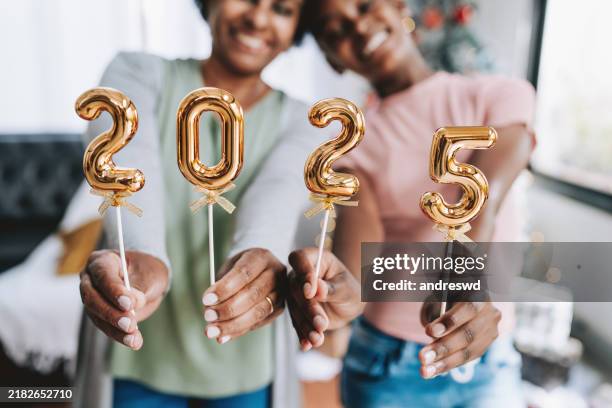 mutter und tochter halten die nummer 2025 für das neue jahr - neujahr stock-fotos und bilder