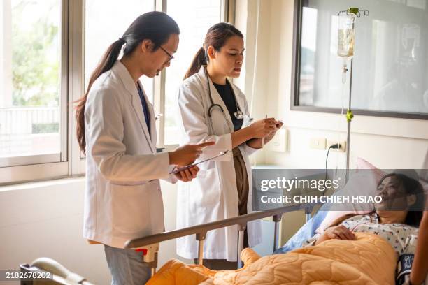 Doctor Roundsing 36 Hospital Rounding Stock Photos, High-Res Pictures, and Images ...