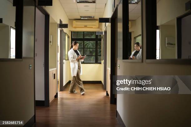 Doctor Roundsing 36 Hospital Rounding Stock Photos, High-Res Pictures, and Images ...