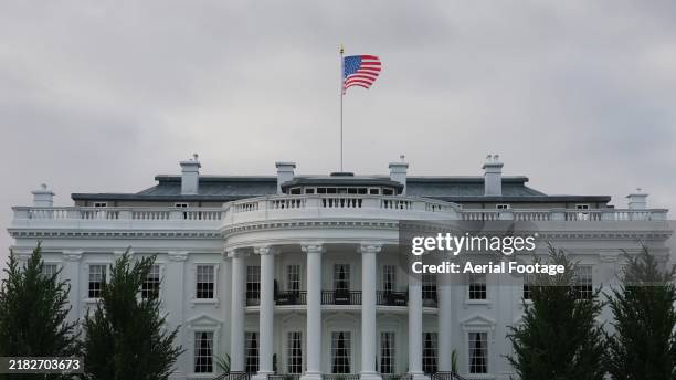 the white house in washington dc, usa, south front portico.
workplace of the president of the united states. - white house stock pictures, royalty-free photos & images