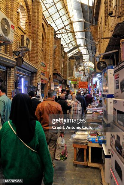 people in the souk al-safafeer, baghdad - iraq - escritura árabe fotografías e imágenes de stock