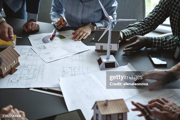 team of professionals discusses the construction of suburban housing and equipping it with alternative energy - business model strategy stockfoto's en -beelden