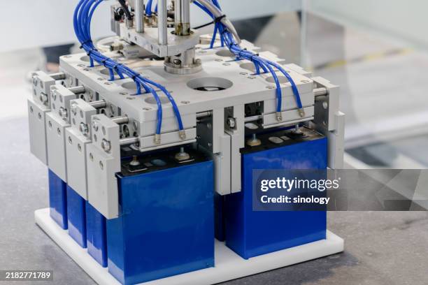 lithium battery factory is producing - energiespeicher stock-fotos und bilder