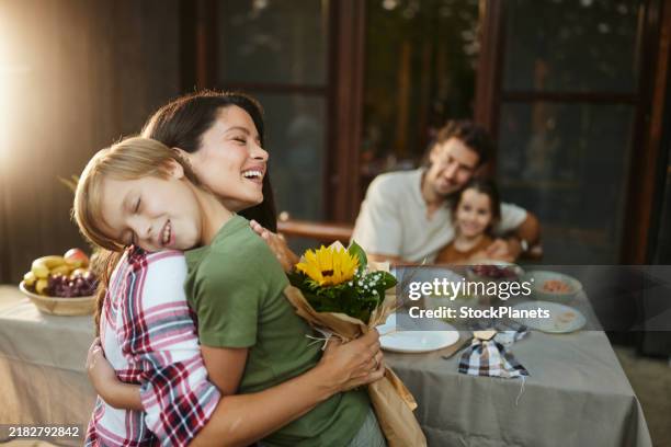 danke für die schönen blumen, mein sohn! - muttertag stock-fotos und bilder