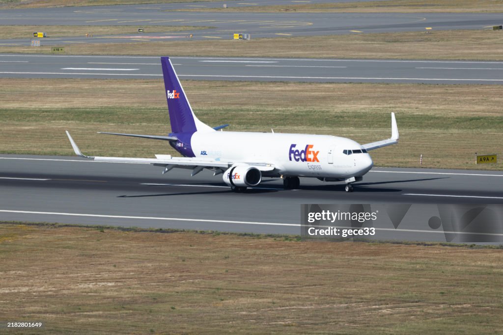 Boeing 737-8AS de FedEx Express sur une voie de circulation à l’aéroport d’Istanbul
