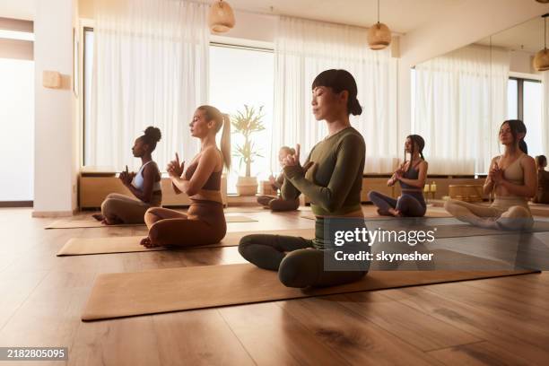 esercizi di meditazione rilassanti nello studio di yoga! - classe di yoga foto e immagini stock