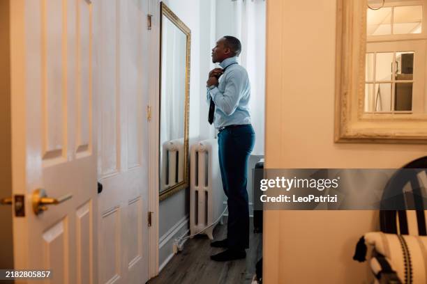 empresario preparándose para una reunión - vestirse fotografías e imágenes de stock