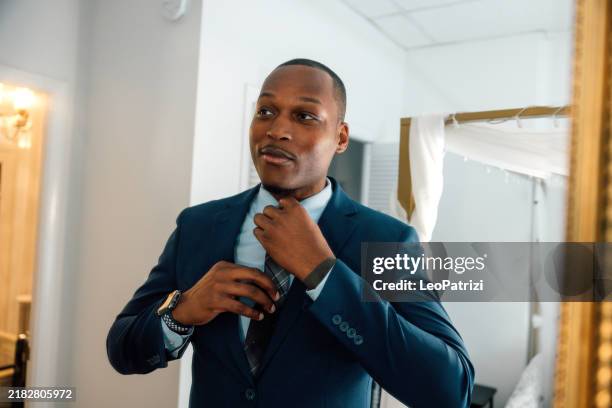 businessman getting ready for a meeting - aankleden stockfoto's en -beelden